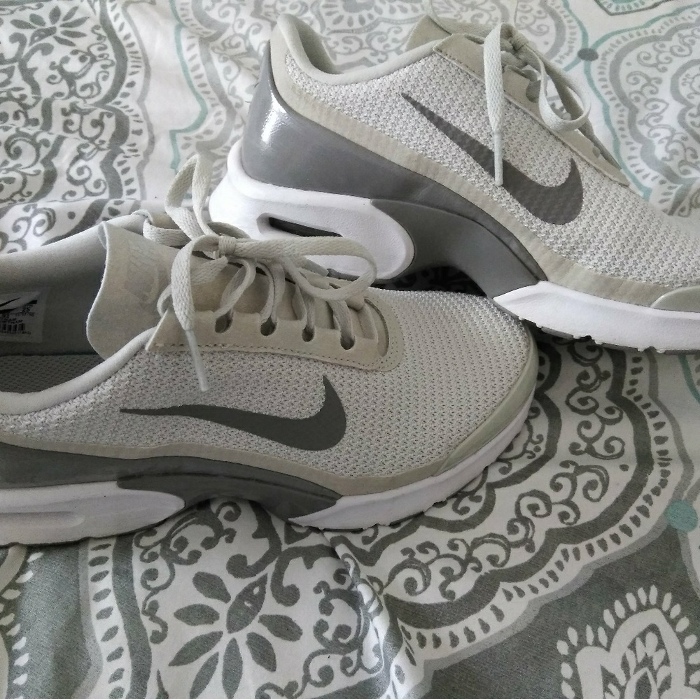 Nike - Picture 3 of 3